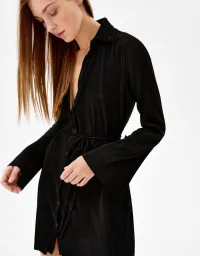 Plissiertes Minikleid mit langen Ärmeln und Gürtel